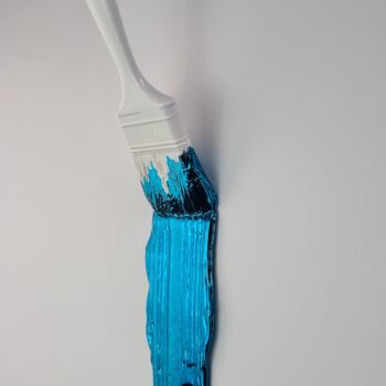 제목이 "Brush Blue"인 조형물 Santicri로, 원작, 수지 기타 단단한 패널에 장착됨