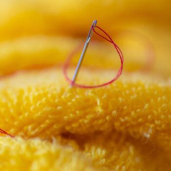 Fotografie getiteld "Sewing needle with…" door Iurii Baklykov, Origineel Kunstwerk, Digitale fotografie