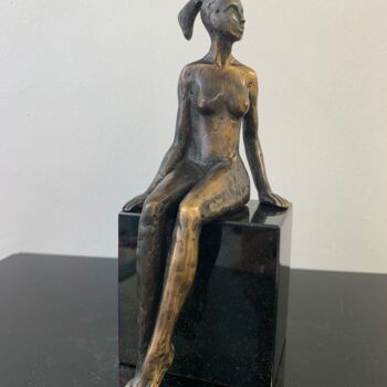 Skulptur mit dem Titel "Girl, no II/IV" von Jacek Cholewa, Original-Kunstwerk, Bronze