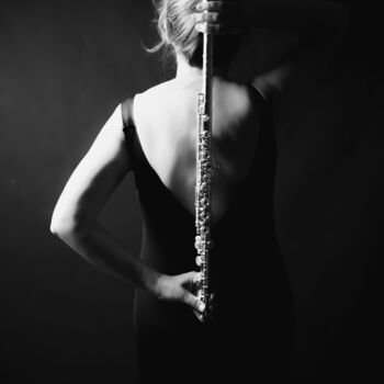 Photographie intitulée "Flutist" par Jarek Sieczkowski, Œuvre d'art originale, Photographie non manipulée Monté sur Autre pa…