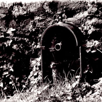 Fotografía titulada "vieille fontaine me…" por Jean-Pierre Simard, Obra de arte original, Fotografía analógica