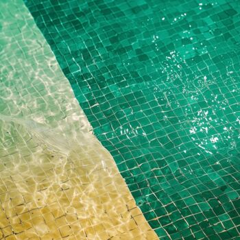 Arte digital titulada "Pool 82, 204" por Jil Anders, Obra de arte original, Imagen generada por IA Montado en Otro panel ríg…