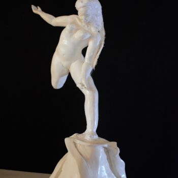 Scultura intitolato "LA VIE SUR UN PIED" da Julian El Kaoussi, Opera d'arte originale, Resina