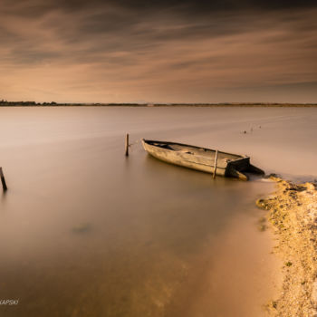 Photographie intitulée "Barque sur l'étang…" par Gerald Kapski, Œuvre d'art originale, Photographie numérique Monté sur Autr…