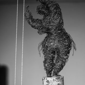 Escultura intitulada "Dancer (52x27x19 3.…" por Karen Axikyan, Obras de arte originais, Concreto
