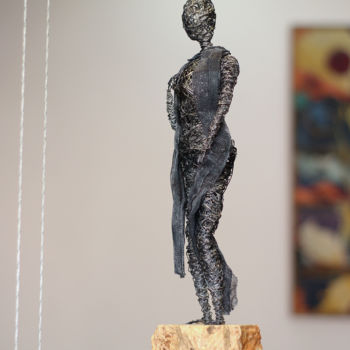Skulptur mit dem Titel "The girl with the s…" von Karen Axikyan, Original-Kunstwerk, Metalle