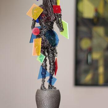 Скульптура под названием "Chasing fashion (50…" - Karen Axikyan, Подлинное произведение искусства, Металлы