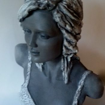 Sculpture titled "Yris" by Katyveline Ruiz, Original Artwork, Terra cotta