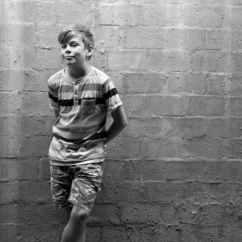 Fotografía titulada "Shy boy" por Kim Stone, Obra de arte original, Fotografía digital