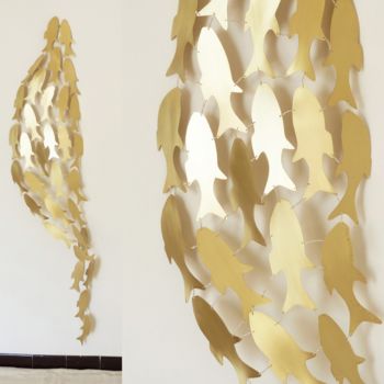Скульптура под названием "Shoal, the Golden F…" - Kleinmanzano, Подлинное произведение искусства, Металлы