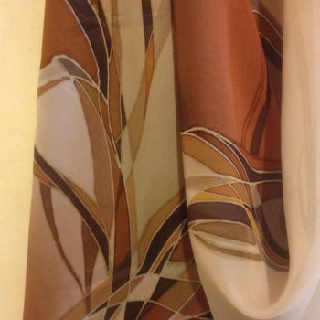 Textilkunst mit dem Titel "Batik scarf "Brown"" von Lidia Cravcenco, Original-Kunstwerk, Stoff
