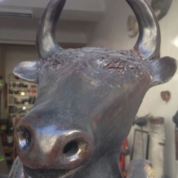 Skulptur mit dem Titel "tête de taureau raku" von Kyriaki Moustaki, Original-Kunstwerk, Terra cotta