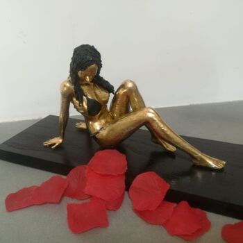雕塑 标题为“Donna sexy bikini” 由Licia Trobia, 原创艺术品, 粘土