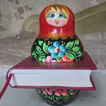 Skulptur mit dem Titel "Nesting-doll-book /…" von Ludmila Skripkina, Original-Kunstwerk, Holz