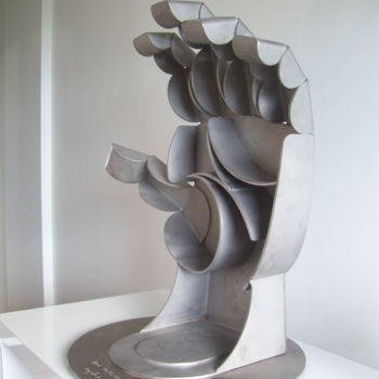 Sculpture titled "Main" by Lugufelo, Original Artwork, Metals