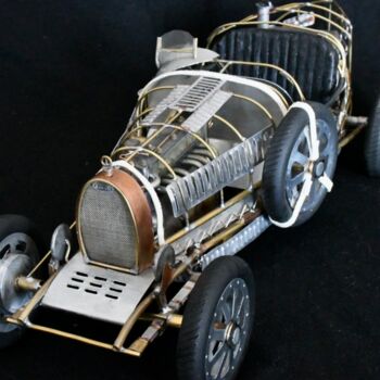 Scultura intitolato "Bugatti Type 35B" da Luigi Lupini, Opera d'arte originale, Metalli