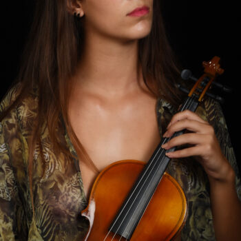 Фотография под названием "Young violinist" - Manolis Tsantakis, Подлинное произведение искусства, Цифровая фотография