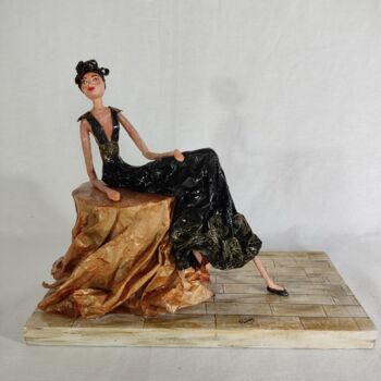 Sculpture titled "Sentada en la mesa" by Marìa Josè Piñas (Piñas), Original Artwork, Paper