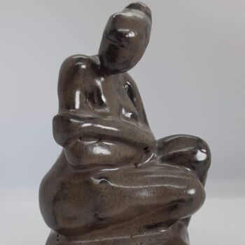 Sculpture titled "Lilly assise" by Marie Pascale Martins, Original Artwork, Ceramics