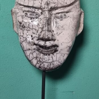 Escultura titulada "masque n° 2 sur soc…" por Martis, Obra de arte original, Terracota