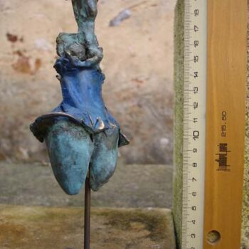 Sculptuur getiteld "Corset BLUE- (autre…" door Michel Moskovtchenko, Origineel Kunstwerk, Metalen