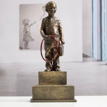 Skulptur mit dem Titel "Boy with red hoop" von Miguel Guía, Original-Kunstwerk, Bronze