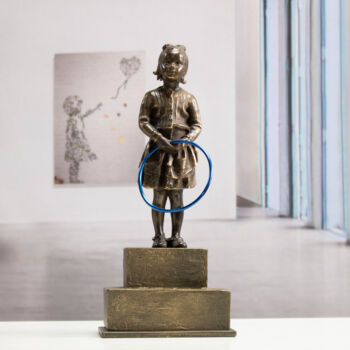 Skulptur mit dem Titel "Girl with blue hoop" von Miguel Guía, Original-Kunstwerk, Bronze