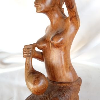 Escultura titulada "African woman statu…" por Jafeth Moiane, Obra de arte original, Madera