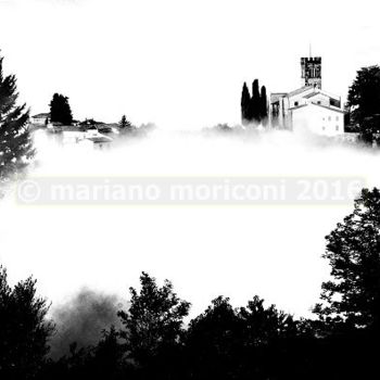 Fotografia intitolato "barga, nebbia" da Mariano Moriconi, Opera d'arte originale