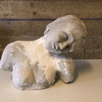 Sculpture titled "Femme droite" by Mouche, Original Artwork, Clay