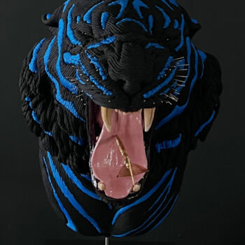 Skulptur mit dem Titel "Tigre Noir" von Mozart Guerra, Original-Kunstwerk, Edelstahl