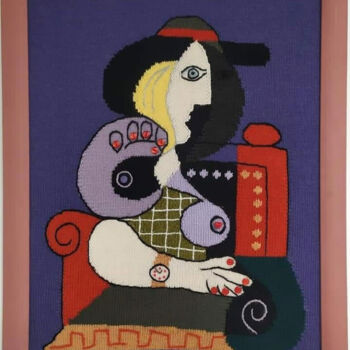 Textilkunst mit dem Titel "Femme avec une horl…" von Nadezhda Revtovich, Original-Kunstwerk, Stickerei