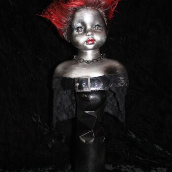 Скульптура под названием "Punk embouteillée" - Nancy Cardinal, Подлинное произведение искусства, Пластмасса