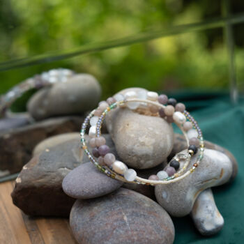 Design intitulée "Bracelet ''Lunar Wh…" par Nika Lond, Œuvre d'art originale, Bijoux