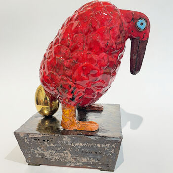 Escultura intitulada "Red Beauty with Gol…" por Nora Blazeviciute, Obras de arte originais, Cerâmica