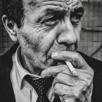 Fotografía titulada "Man With Cigarette" por Ömer Erdoğan, Obra de arte original, Fotografía digital