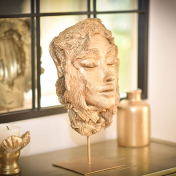 Escultura intitulada "Golden Goddess" por Orane Verdier, Obras de arte originais, Terracota