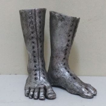 Escultura titulada "Botas de Otoño" por Orlando Basulto, Obra de arte original, Arcilla