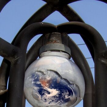 Photography titled "broken-globe.jpg" by Pedro De La Montaña, Original Artwork