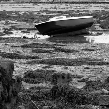 Fotografía titulada "The beached boat" por Alain Romeas (PhotoAR), Obra de arte original, Fotografía digital