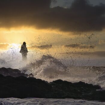 Photographie intitulée "Pêcheur dans la hou…" par Rémy Vallée, Œuvre d'art originale, Photographie numérique