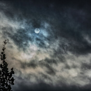 Fotografia intitulada "Clouded Moon" por Robbi Ling Montgomery, Obras de arte originais