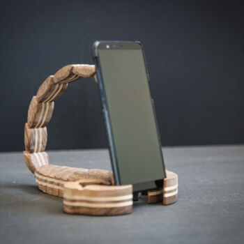 Design getiteld "Handyhalter "Skorpi…" door Robin Tacke, Origineel Kunstwerk, Hout