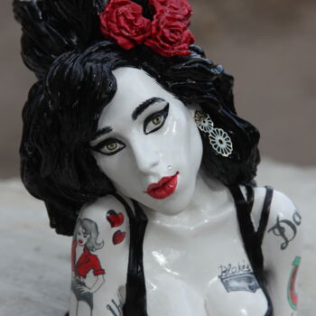 Sculptuur getiteld "White Amy Winehouse…" door Rock Portraits By Larisa Churkina, Origineel Kunstwerk, Gietwerk