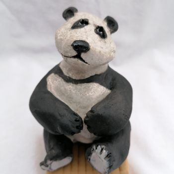Скульптура под названием "Panda timide" - Sandrine De Zorzi, Подлинное произведение искусства, Глина