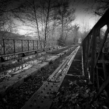 Фотография под названием "Vieux pont de chemi…" - Serge Ricome, Подлинное произведение искусства, Пленочная фотография