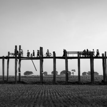 Photographie intitulée "The Wooden Crossing…" par Serge Horta, Œuvre d'art originale, Photographie numérique