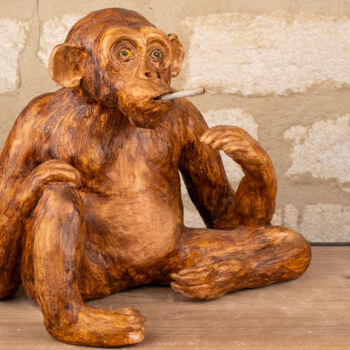 Sculpture intitulée "Le singe qui fume" par Seys Sculpture, Œuvre d'art originale, Terre cuite