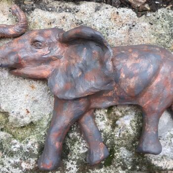 Escultura titulada "Eléphant en bas rel…" por Seys Sculpture, Obra de arte original, Terracota