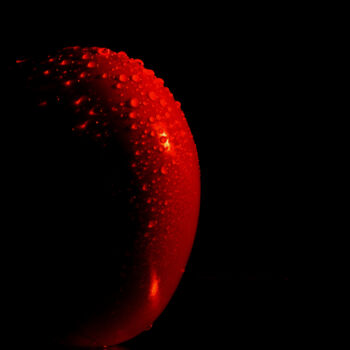 Photographie intitulée "Blood-red apple" par Slydesign, Œuvre d'art originale, Photographie numérique